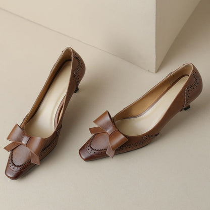Célora | Zapatos de salón con correa de cuero