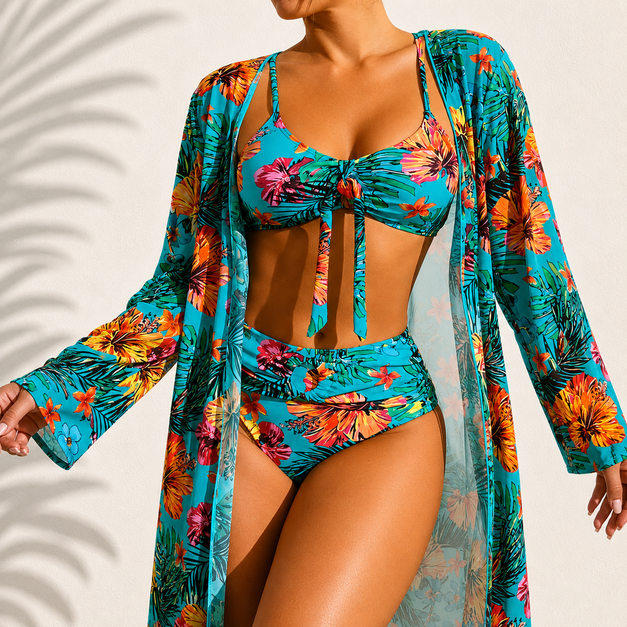 Dafne Valier | Elegante bikini de tres piezas «Marie» con estampado tropical