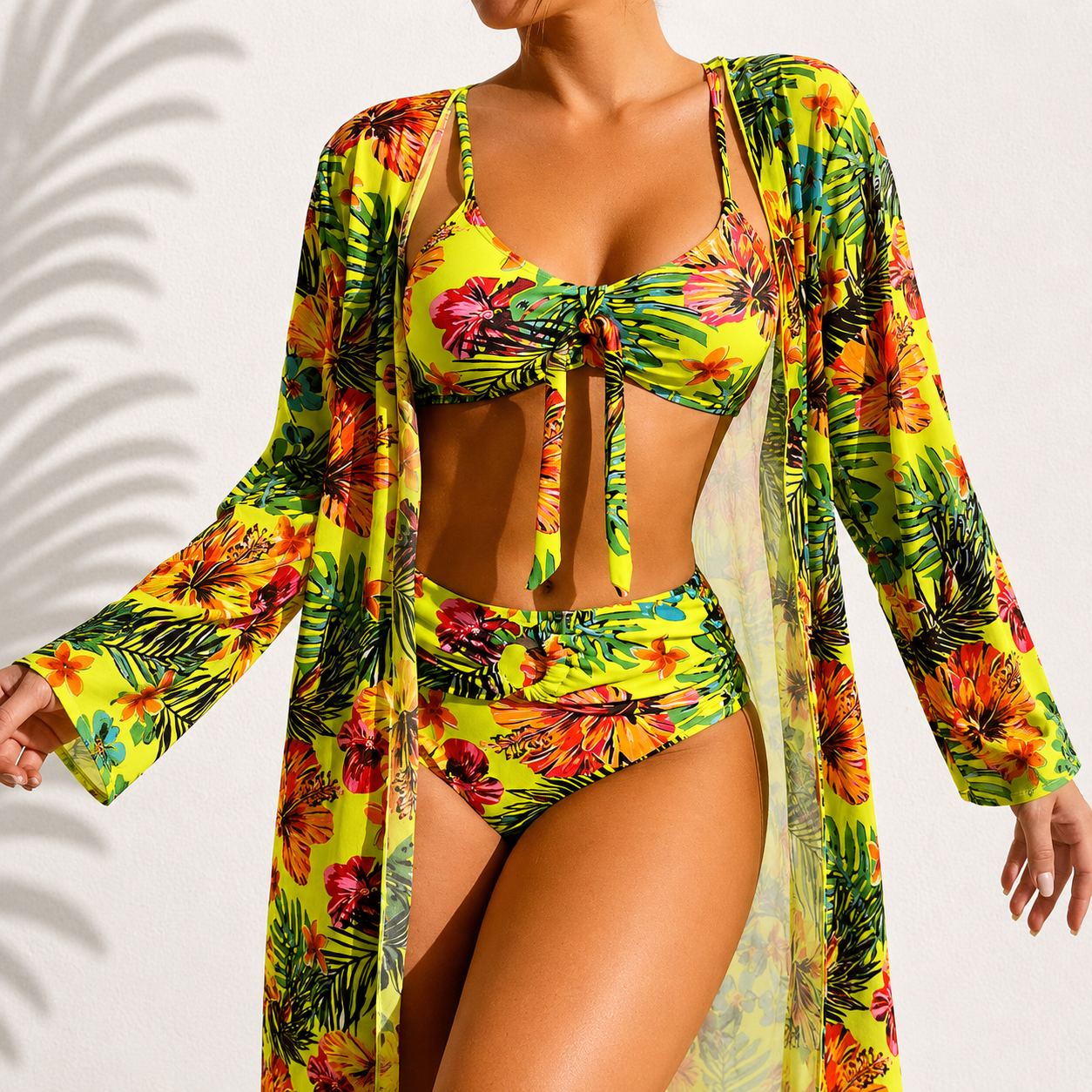 Dafne Valier | Elegante bikini de tres piezas «Marie» con estampado tropical